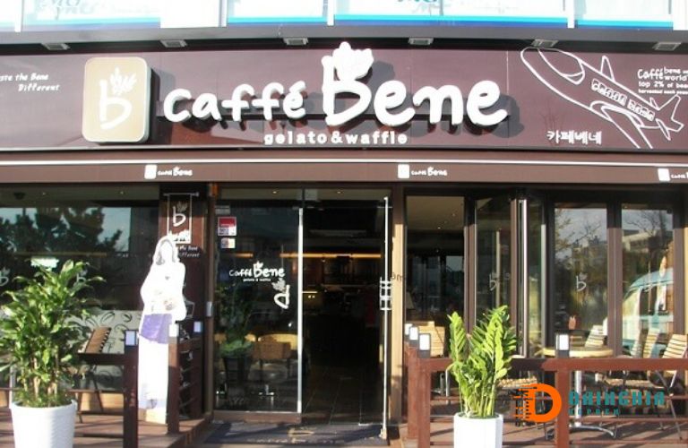 Bảng hiệu quán cà phê mặt dựng Alu chữ nổi màu trắng của Bene
