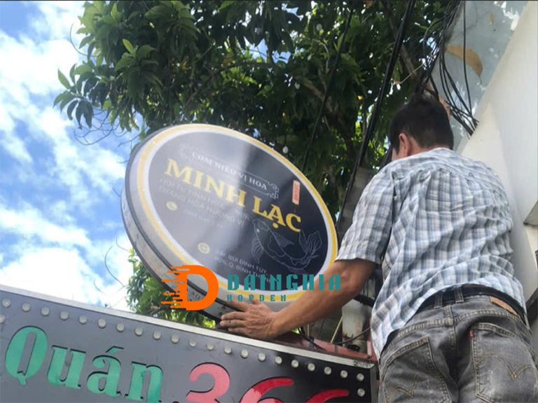hộp đèn mica tròn hút nổi