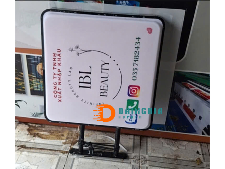 hộp đèn mica hút nổi