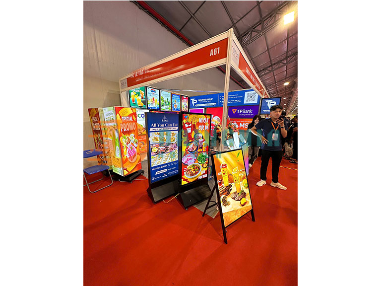 Tranh Điện Mặt Kính Chân Chữ A Tại Sự Kiện Hiệp Hội Quảng Cáo